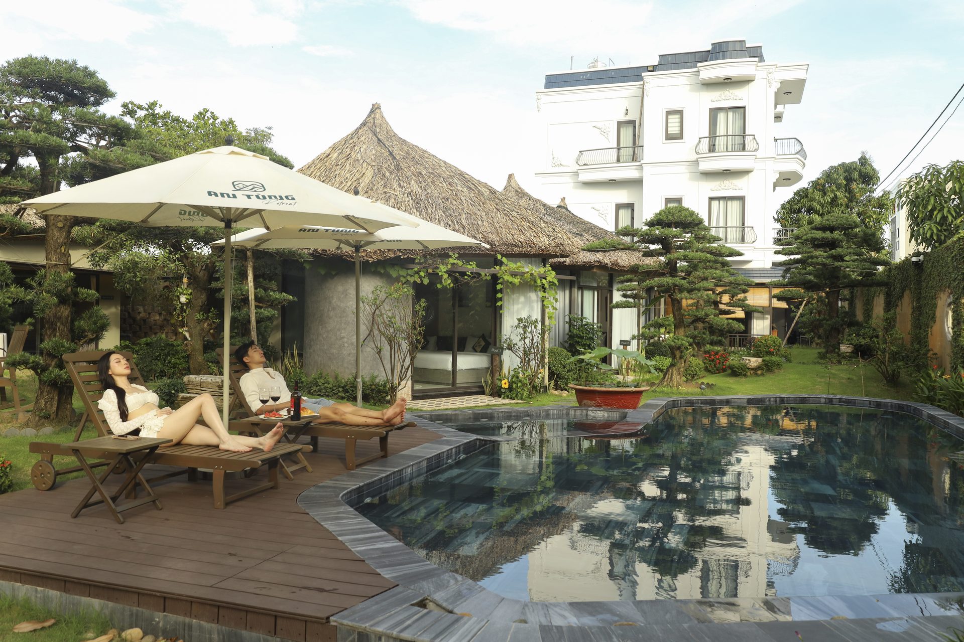 Hồ bơi và các villa mái lá tại An Tùng Retreat